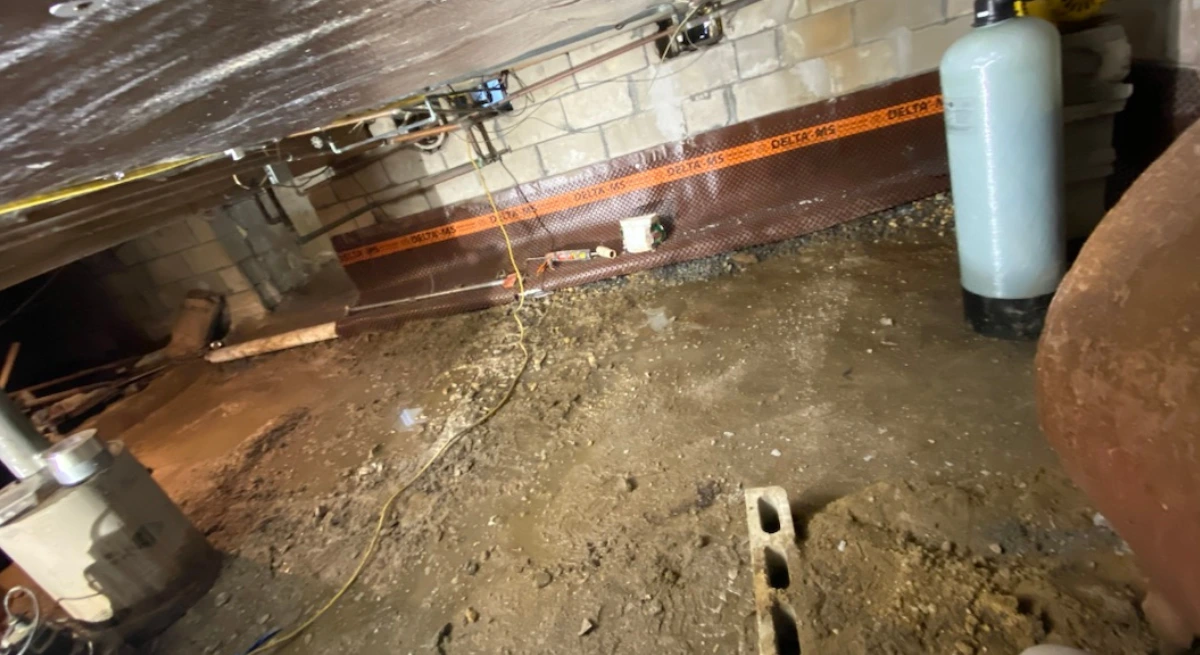 Crawl Space Wood Rot - A Picture of a Damp Crawl Space